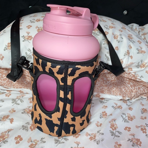 HydroJug Pro in the color Berry - Picture 4 of 5